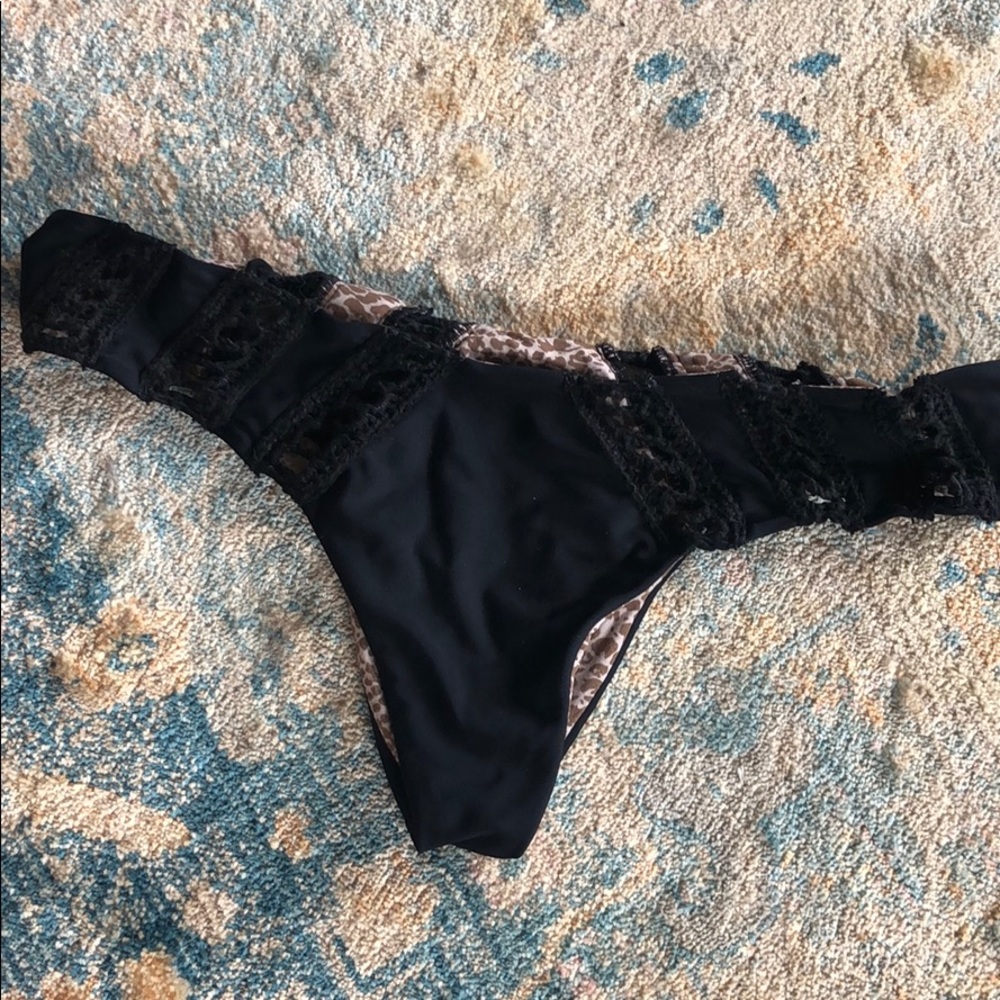 Acacia black bottoms